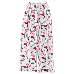 Puede incluir: Pantalones de pijama blancos con un estampado repetido de caras de Hello Kitty con lazos rojos y detalles en rosa. Las palabras "Hello Kitty" est&aacute;n impresas en cursiva. Los pantalones tienen cintura el&aacute;stica.