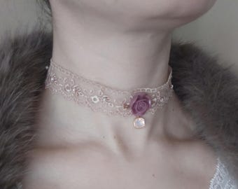 Gargantilla romántica de encaje beige de estilo victoriano con colgante de rosa, perlas y diamantes de imitación.
