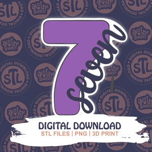 Peut inclure: Un motif violet représentant le chiffre sept avec le mot "seven" en écriture cursive. Le design est un téléchargement numérique, avec des fichiers STL, PNG et des options d'impression 3D. Le fond présente un motif de logos répétés.