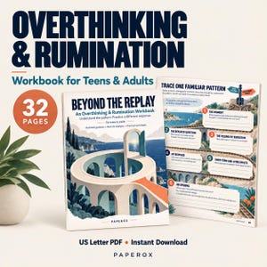 Op de afbeelding: Een werkboek van 32 pagina's getiteld Overthinking & Rumination: Beyond the Replay. De omslag bevat een surrealistische illustratie van een cirkelvormige stenen brug die naar een open deur boven de oceaan leidt. De binnenpagina toont een gestructureerd werkblad getiteld Trace One Familiar Pattern met genummerde secties voor reflectie en schrijfopdrachten.