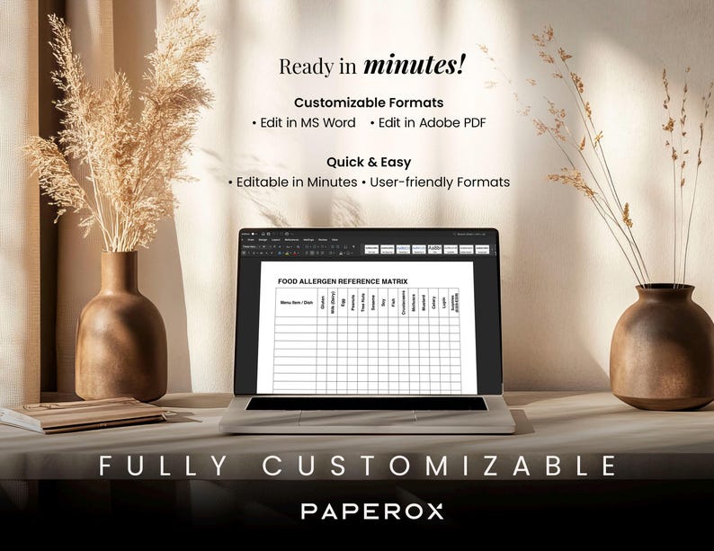 Op de afbeelding: Een laptop toont een "FOOD ALLERGEN REFERENCE MATRIX" document. De afbeelding bevat de tekst: "Ready in minutes!" en "Fully Customizable." Twee bruine vazen met gedroogde planten flankeren de laptop. De achtergrond is neutraal.