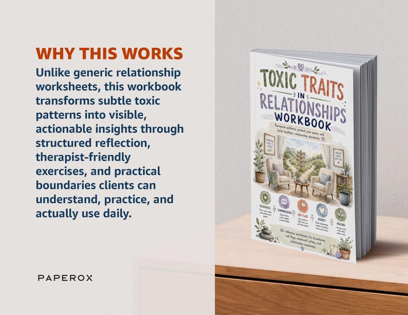 Puede incluir: Un libro de ejercicios de tapa blanda titulado Toxic Traits in Relationships Workbook con una cubierta blanca que presenta una ilustraci&oacute;n en acuarela de dos sillones en una sala, plantas verdes y texto sobre 20 hojas de reflexi&oacute;n.