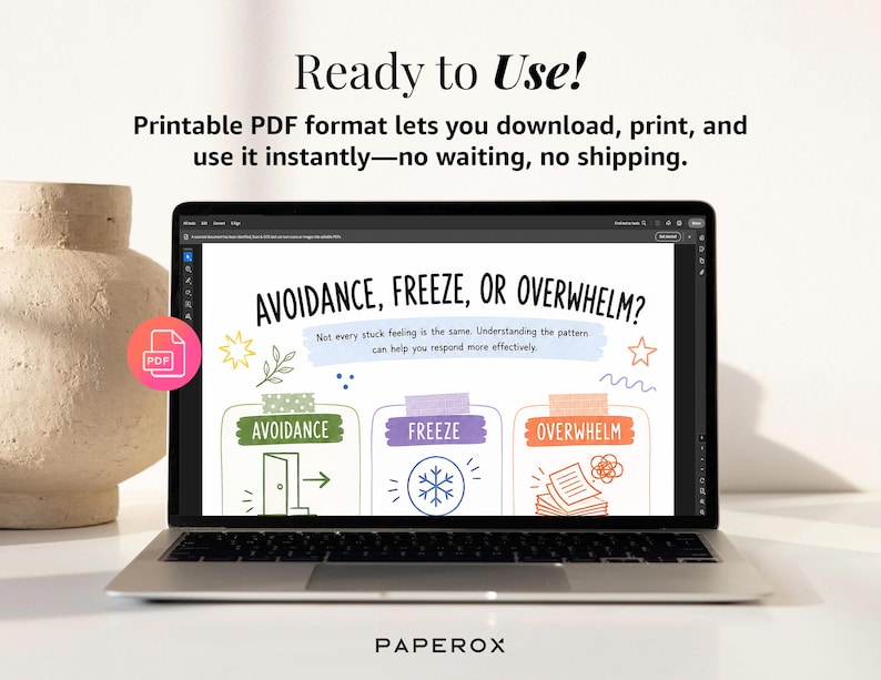 K&ouml;nnte beinhalten: Ein Laptop-Bildschirm zeigt ein digitales Dokument mit dem Titel AVOIDANCE, FREEZE, OR OVERWHELM? und dem Untertext Not every stuck feeling is the same. Understanding the pattern can help you respond more effectively. Es enth&auml;lt drei beschriftete K&auml;stchen mit Symbolen f&uuml;r Vermeidung, Erstarren und &Uuml;berw&auml;ltigung, akzentuiert durch bunte Kritzeleien und ein rosa PDF-Symbol.
