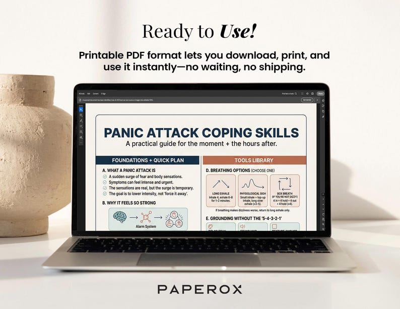 K&ouml;nnte beinhalten: Ein Laptop zeigt einen "Panic Attack Coping Skills"-Leitfaden. Der Bildschirm zeigt einen praktischen Leitfaden mit Grundlagen, Schnellpl&auml;nen und Atemoptionen. Der Text "Ready to Use!" steht oben. Der Laptop steht auf einer wei&szlig;en Oberfl&auml;che.