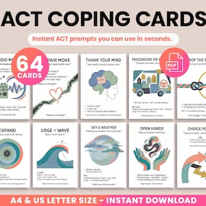 Pode incluir: Uma caneca de cerâmica branca com uma alça preta e o texto "But First, Coffee" em negrito preto. A caneca está sobre uma superfície branca. A caneca tem 10 cm de altura.