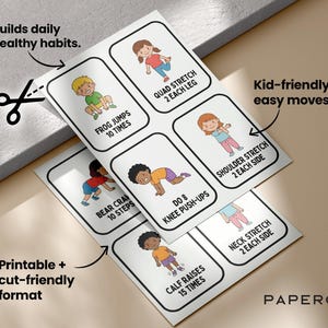 K&ouml;nnte beinhalten: Ein Stapel &Uuml;bungskarten mit Illustrationen von Kindern, die Dehn&uuml;bungen und &Uuml;bungen durchf&uuml;hren. Die Karten enthalten Texte wie "Froschspr&uuml;nge 10 Mal" und "Quadrizeps-Dehnung 2 pro Bein". Die Karten sind mit "Druckbar + schneidefreundliches Format" beschriftet.