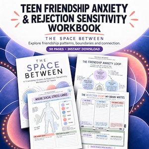 Può includere: Un quaderno di esercizi intitolato The Space Between: A Friendship Anxiety & Rejection Sensitivity Workbook for Teens. La copertina e le pagine interne presentano diagrammi, testo e grafici sullo stress sociale e l'amicizia.