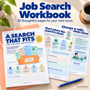 Puede incluir: Un libro de trabajo para la búsqueda de empleo titulado A Search That Fits con 32 páginas. La portada presenta un gráfico de carpeta naranja con iconos de currículum, evidencia y conversación. Las páginas interiores muestran texto y diagramas.