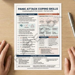 K&ouml;nnte beinhalten: Ein gedruckter Leitfaden mit dem Titel "PANIC ATTACK COPING SKILLS" mit einem praktischen Leitfaden f&uuml;r den Moment und die Stunden danach. Der Leitfaden enth&auml;lt Abschnitte zu Grundlagen, Schnellpl&auml;nen, Atemoptionen und Nachsorge. Ein silberner Stift liegt auf der Holzoberfl&auml;che.