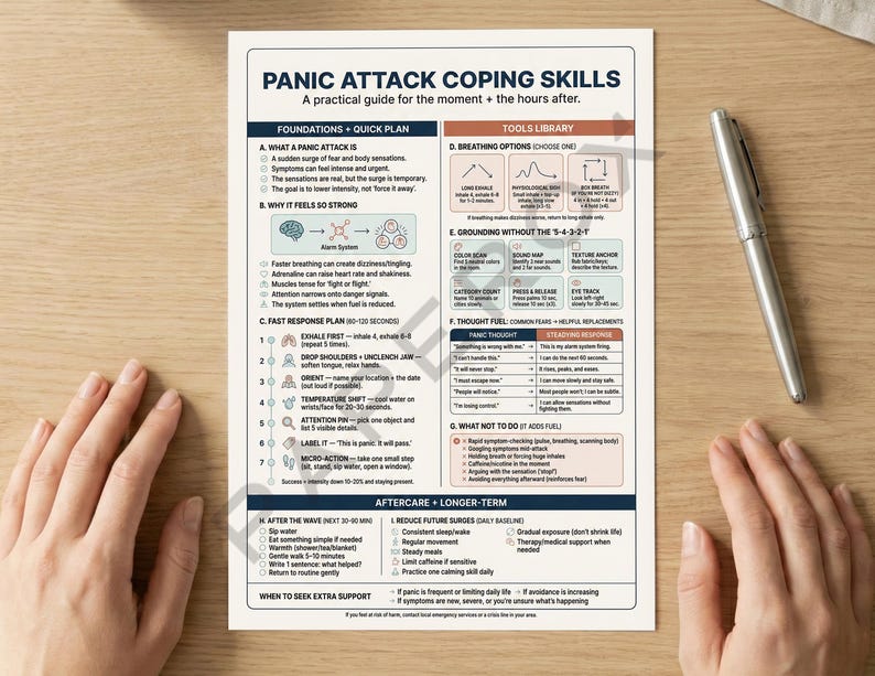 K&ouml;nnte beinhalten: Ein gedruckter Leitfaden mit dem Titel "PANIC ATTACK COPING SKILLS" mit einem praktischen Leitfaden f&uuml;r den Moment und die Stunden danach. Der Leitfaden enth&auml;lt Abschnitte zu Grundlagen, Schnellpl&auml;nen, Atemoptionen und Nachsorge. Ein silberner Stift liegt auf der Holzoberfl&auml;che.