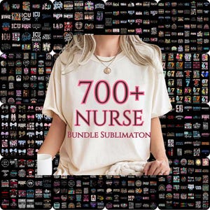 Puede incluir: Una camiseta color crema con el texto "700+ NURSE" en rosa, con "BUNDLE SUBLIMATON" debajo. La imagen presenta una colección de diseños con temática de enfermería en el fondo, incluyendo texto y gráficos.