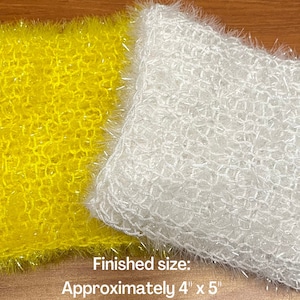 Op de afbeelding: Twee gehaakte theedoeken, een gele en een witte, met een pluche textuur. Afgewerkte maat: Ongeveer 10 cm x 12,5 cm.