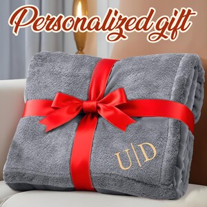 Personalized Fleece Throw Blanket: Embroidered Monogram Gift (60x80 Inch) bild 6