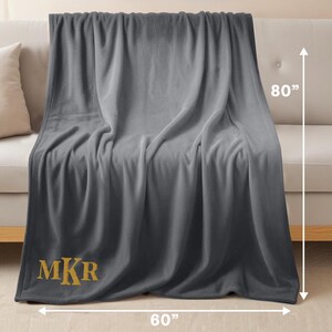 Personalized Fleece Throw Blanket: Embroidered Monogram Gift (60x80 Inch) bild 9