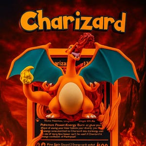 Könnte beinhalten: Orangefarbene Charizard-Figur mit teal-farbenen Flügeln, auf einer Karte mit Text und Flammen. Das Wort "Charizard" steht orangefarben oben. Ein Sammlerobjekt für Fans.