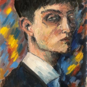 Può includere: Un ritratto a olio di una persona con capelli scuri, che indossa una camicia con colletto bianco e una giacca scura. Lo sfondo presenta pennellate spesse ed espressive in tonalità vivaci di giallo, rosso e blu, creando un effetto materico.