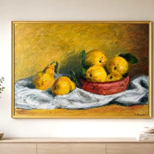 Pode incluir: Uma pintura a óleo numa moldura dourada representando uma natureza-morta com frutos amarelos, alguns sobre um pano branco e outros dentro de uma taça vermelha, sobre um fundo amarelo texturado com pinceladas visíveis e uma assinatura.
