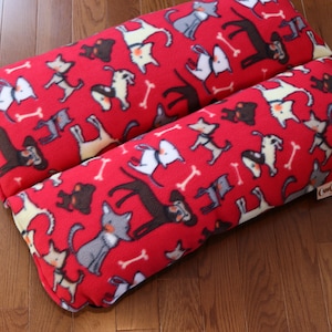 Cartoon DOGGOS - Cama de cachorro, cama de cachorro Dachshund, cama de toca de cachorro, cama de pão, - The Ominous Cloud - cama de beliche, tecido preto, lã de pelúcia vermelha