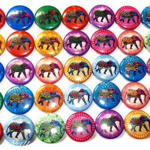 Op de afbeelding: Zesendertig kleurrijke ronde knopen met een olifantendesign. Elke knop heeft een andere gekleurde achtergrond en een gedetailleerd gepatroneerde olifant met ingewikkelde ontwerpen. De knopen zijn perfect om een ​​toets van whimsy toe te voegen aan knutselen, kleding of tassen.
