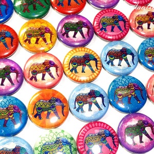 Op de afbeelding: Een verzameling kleurrijke ronde knopen met ingewikkelde gepatroneerde olifanten. Elke knop heeft een andere achtergrondkleur en een uniek ontwerp.