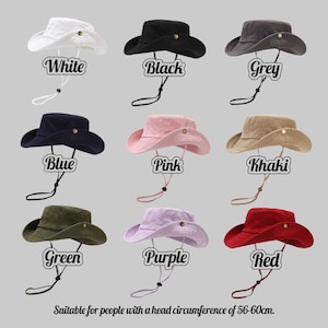 K&ouml;nnte beinhalten: Neun verschiedenfarbige Fischerh&uuml;te, darunter wei&szlig;, schwarz, grau, blau, rosa, khaki, gr&uuml;n, lila und rot. Jeder Hut hat ein Kinnband und ein kleines Knopfdetail. Der Text lautet: "Geeignet f&uuml;r Personen mit einem Kopfumfang von 56-60cm."