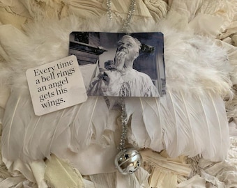 Adorno navideño de Clarence de ¡Qué bello es vivir! AA*Cada vez que suena una campana, un ángel recibe sus alas*Alas de plumas reales*Campana que suena*
