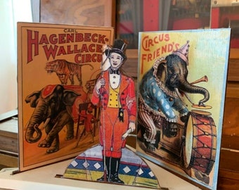 Circo de pie Maestro de ceremonias*Dos carteles de circo*Toda la madera en su propio soporte*Colección Nuestro espectáculo más grande del mundo*Maravilloso*Nuevo*Ornamento