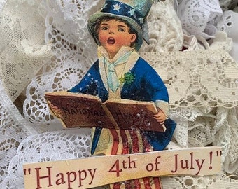 PATRIÓTICO * CUATRO DE JULIO * Feliz 4 de julio niño con bandera * Adorno * Maravilloso estilo vintage color y detalle * Abeto * Árbol de plumas * Regalo