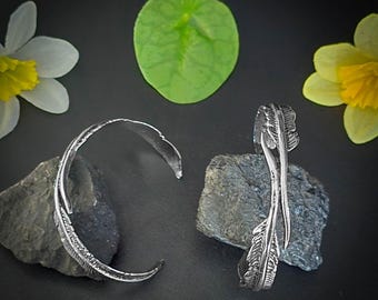 Silbernes Feder-Manschettenarmband - verstellbarer Boho-Armreif (15-17 cm)