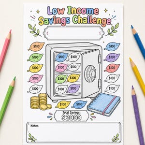 Puede incluir: Una hoja de seguimiento Low Income Savings Challenge impresa con una ilustración central de una caja fuerte llena de iconos en forma de hoja etiquetados con $100, pilas de monedas de oro, un cuaderno azul y un objetivo de ahorro de $2000.