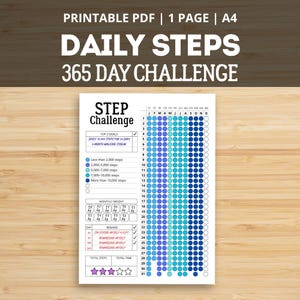 Puede incluir: Un juego de tres tazas de cerámica con un acabado mate moteado. Las tazas son de color crema, gris claro y gris oscuro. Cada taza tiene un diseño simple y minimalista y un asa redondeada. Ideal para café o té.