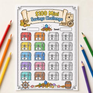 Puede incluir: Una hoja de seguimiento $100 Mini Savings Challenge con diseño de piratas, encabezado de pergamino, cofres del tesoro etiquetados con $5 y montones de monedas de oro. La hoja incluye campos en blanco para Goal y Saved, rodeada de lápices.