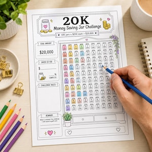 Op de afbeelding: Een geprint 20K Money Saving Jar Challenge-trackerblad met 100 kleine potillustraties, elk gelabeld met een nummer en $200. De pagina bevat secties voor het doelbedrag, het reeds gespaarde bedrag, de uitdagingsregels en de beloning.