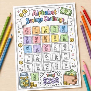 Puede incluir: Una hoja impresa de Alphabet Savings Challenge con una cuadrícula de letras de la A a la Z, cada una marcada con $10. El diseño incluye ilustraciones de monedas, billetes, un frasco y una billetera, con un objetivo total de $260, rodeada de lápices.