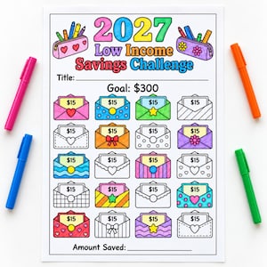 Puede incluir: Una hoja de seguimiento imprimible 2027 Low Income Savings Challenge con una meta de $300. La página presenta ilustraciones de estuches coloridos en la parte superior y una cuadrícula de veinte sobres, cada uno marcado con $15, rodeados por cuatro marcadores.