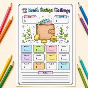 Op de afbeelding: Een printbare 12 Month Savings Challenge tracker met een illustratie van een bruine portemonnee met gouden munten, kleurrijke vakjes voor elke maand, een doelsectie, een spaarsectie en een notitiegedeelte, omringd door kleurpotloden.