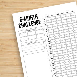 Pode incluir: Uma folha de rastreamento branca com o título 6-MONTH CHALLENGE em texto preto em negrito. Apresenta uma grade com linhas numeradas de 1 a 24 e colunas rotuladas como JUL, AUG, SEP, OCT, NOV, DEC. Inclui seções para resultados e objetivos.