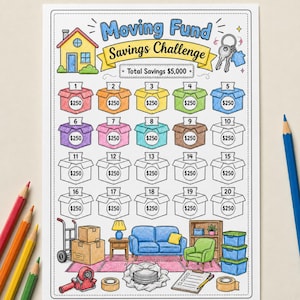 Könnte beinhalten: Ein Moving Fund Savings Challenge Tracker-Blatt mit einer Hausillustration, einem Schlüsselbund und zwanzig nummerierten Boxen mit der Aufschrift 250 $. Der untere Bereich zeigt Illustrationen von Umzugskartons, Möbeln und einem Klemmbrett.