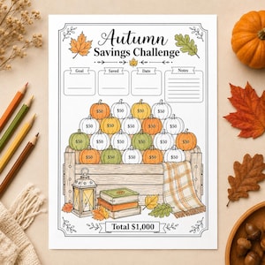 Puede incluir: Una hoja impresa de Autumn Savings Challenge con una caja de madera llena de calabazas, cada una marcada con $50. El diseño incluye una linterna, libros apilados, una manta a cuadros y encabezados para Goal, Saved, Date y Notes, sumando $1,000.