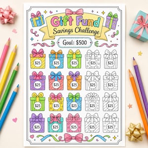 Könnte beinhalten: Ein gedrucktes Gift Fund Savings Challenge-Tracker-Blatt mit einem Ziel von 500 $ und zwanzig Geschenkbox-Symbolen, die jeweils mit 25 $ beschriftet sind. Das Design enthält bunte Illustrationen von Geschenken, Schleifen und Konfetti, umgeben von Buntstiften.