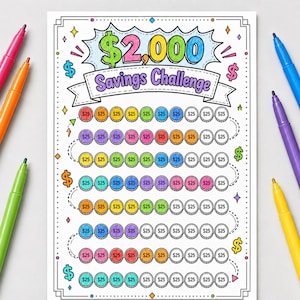 Puede incluir: Una hoja de seguimiento de ahorro de $2,000 con un encabezado estilo cómic, filas de iconos de monedas circulares etiquetadas con $25, y signos de dólar y estrellas decorativas, rodeada de rotuladores de colores sobre un fondo liso.
