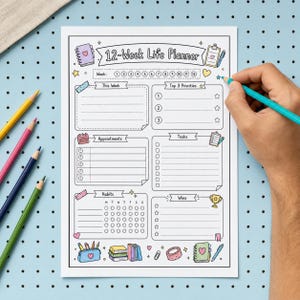 Könnte beinhalten: Ein 12-Week Life Planner Planungsblatt mit Abschnitten für wöchentliche Ziele, Top-3-Prioritäten, Termine, Aufgaben, Gewohnheiten und Erfolge. Die Seite ist mit kleinen Illustrationen von Schreibwaren, Herzen und Sternen verziert.