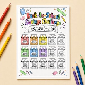 Puede incluir: Una hoja de seguimiento de ahorros titulada Back-to-School Savings Challenge con una meta de $3,000. Incluye quince ilustraciones de cajas de crayones, cada una marcada con $200, rodeadas de iconos de útiles escolares.