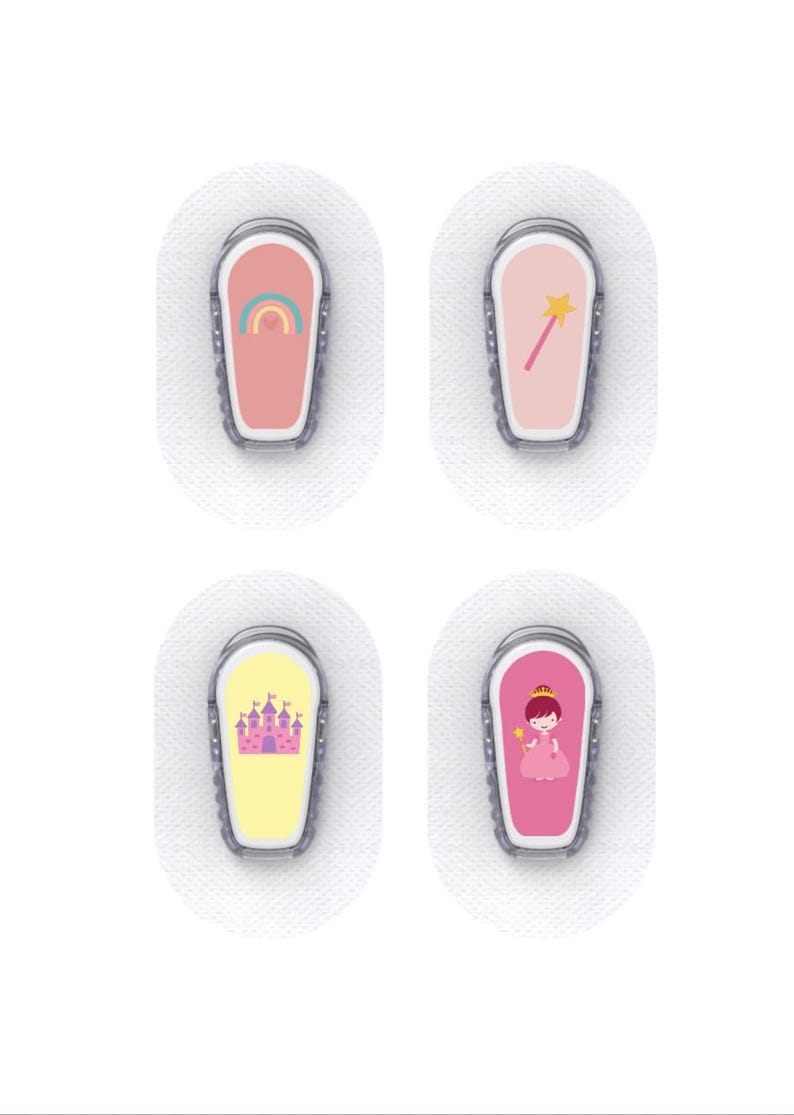 Pu&ograve; includere: Quattro cerotti adesivi con disegni decorativi. Ogni cerotto ha un bordo grigio chiaro e un supporto bianco. I disegni includono un arcobaleno, una bacchetta magica, un castello e una principessa. I cerotti sono in tonalit&agrave; di rosa, giallo e grigio.