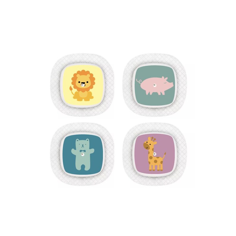 Pu&ograve; includere: Quattro cerotti quadrati per bambini con illustrazioni di animali. In alto a sinistra un leone, in alto a destra un maiale, in basso a sinistra un orso e in basso a destra una giraffa. Ogni animale &egrave; su uno sfondo colorato con un bordo bianco.