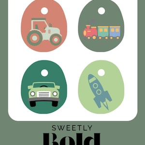 Op de afbeelding: Vier kleurrijke cadeaulabels met voertuigillustraties: een tractor, trein, auto en raket. De labels zijn in tinten rood, groen en blauw, met een witte achtergrond. De tekst "SWEETLY Bold DIABETES" staat onderaan.
