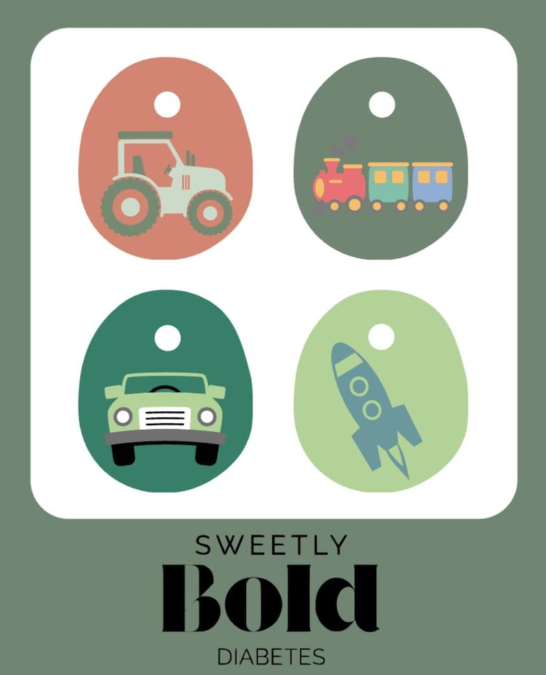 Op de afbeelding: Vier kleurrijke cadeaulabels met voertuigillustraties: een tractor, trein, auto en raket. De labels zijn in tinten rood, groen en blauw, met een witte achtergrond. De tekst "SWEETLY Bold DIABETES" staat onderaan.