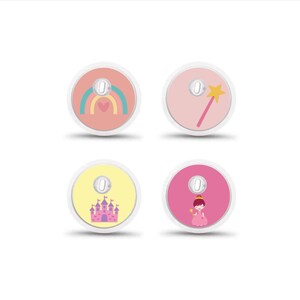 Pode incluir: Quatro objetos redondos com bordas brancas e designs coloridos. Um apresenta um arco-&iacute;ris e um cora&ccedil;&atilde;o, outro uma varinha rosa, um terceiro um castelo e o &uacute;ltimo uma princesa. Os designs est&atilde;o em fundos pastel.