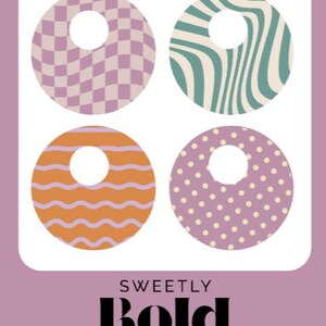 Peut inclure: Quatre motifs en forme de donut avec des motifs vari&eacute;s : carreaux, rayures ondul&eacute;es, vagues oranges et pois. Le texte "SWEETLY BOLD DIABETES" est affich&eacute; en dessous, le tout sur un fond violet.