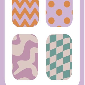 Puede incluir: Un conjunto de cuatro parches adhesivos rectangulares con esquinas redondeadas que presentan patrones de chevr&oacute;n naranja, lunares naranjas, ondas lavanda y cuadros verde azulado. El texto SWEETLY Bold DIABETES est&aacute; impreso en negro abajo.